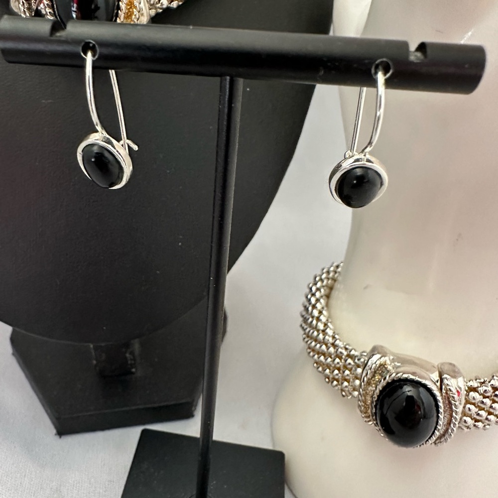 Silver tone mesh set with black cabochons I necklace bracelet earrings - Picture 4 of 6